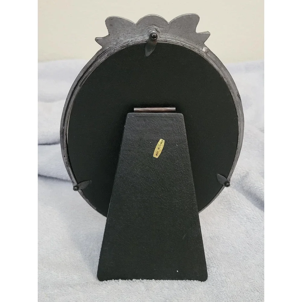 Victorian-style Metal Decorative Oval Picture Frame with bow floral details
